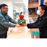 壮瞥高校からシクラメンの寄贈