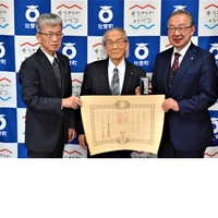 佐藤忞議員へ高齢者叙勲受章の伝達式が行われました