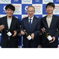 奥洞爺ワイナリーの西田氏と五十嵐氏が田鍋町長を訪問しました